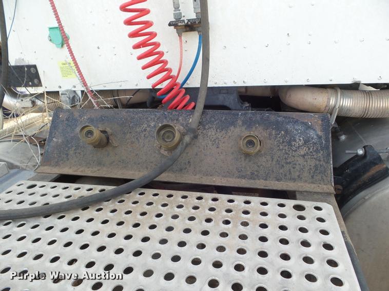 image for item DA7657 2003 International 9200i semi truck