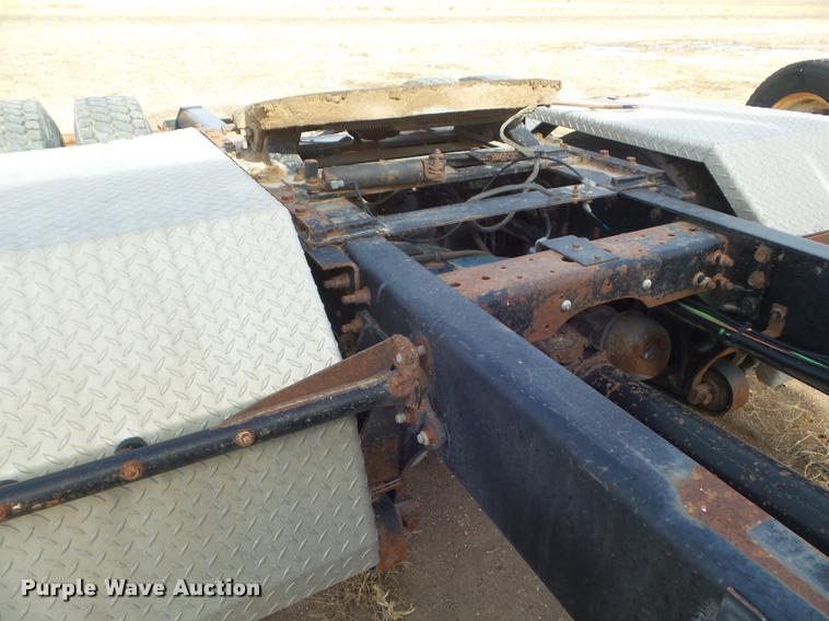 image for item DA7657 2003 International 9200i semi truck