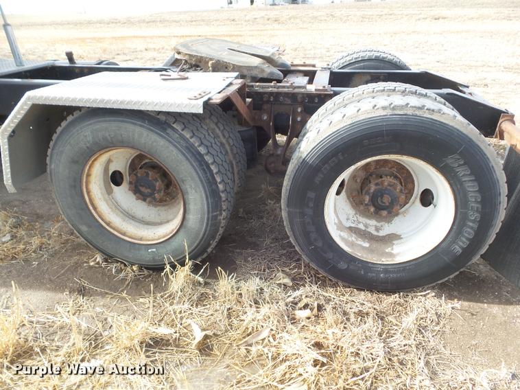 image for item DA7657 2003 International 9200i semi truck