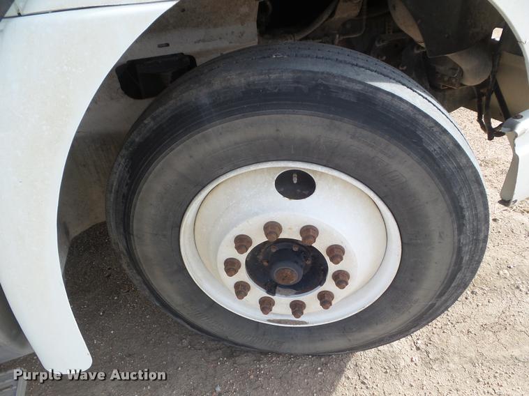 image for item DA7657 2003 International 9200i semi truck