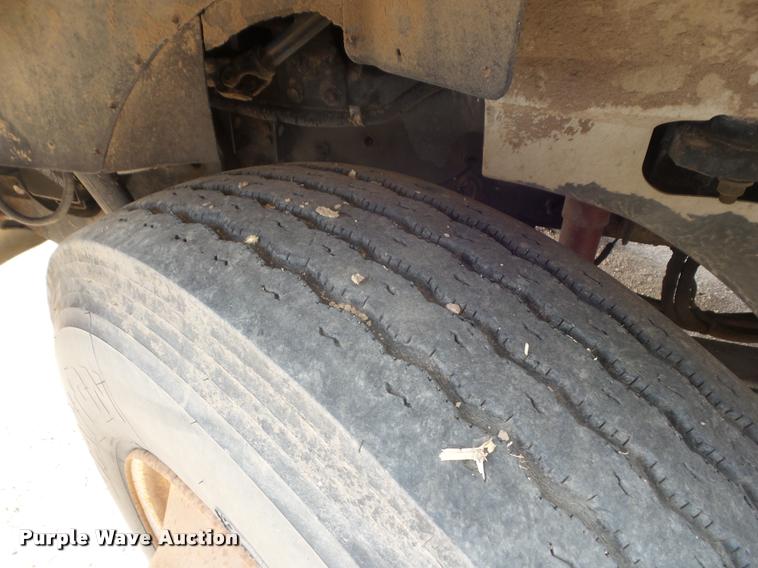 image for item DA7657 2003 International 9200i semi truck