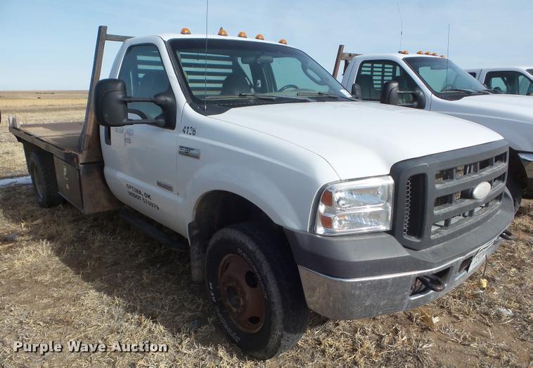 image for item DA7663 2005 Ford F350 Super Duty flatbed pickup truck