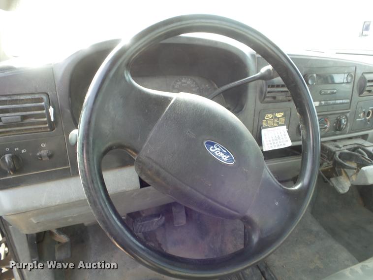 image for item DA7663 2005 Ford F350 Super Duty flatbed pickup truck