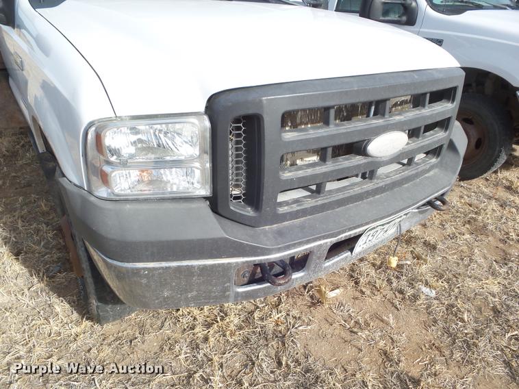 image for item DA7663 2005 Ford F350 Super Duty flatbed pickup truck
