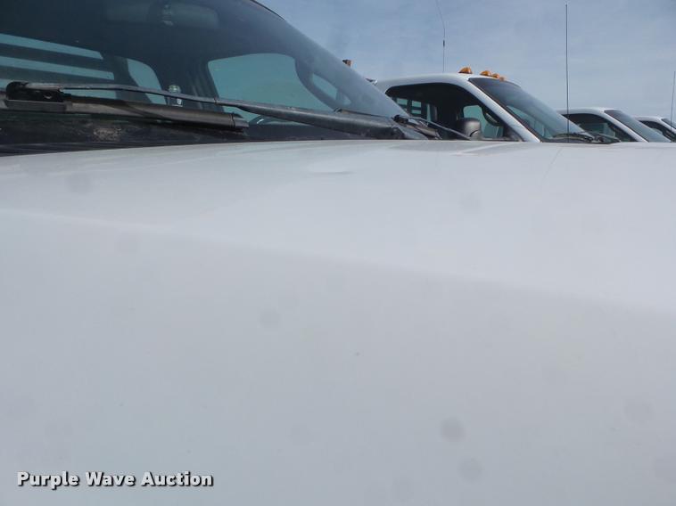 image for item DA7663 2005 Ford F350 Super Duty flatbed pickup truck