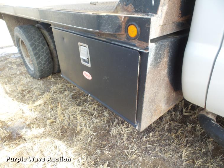 image for item DA7663 2005 Ford F350 Super Duty flatbed pickup truck