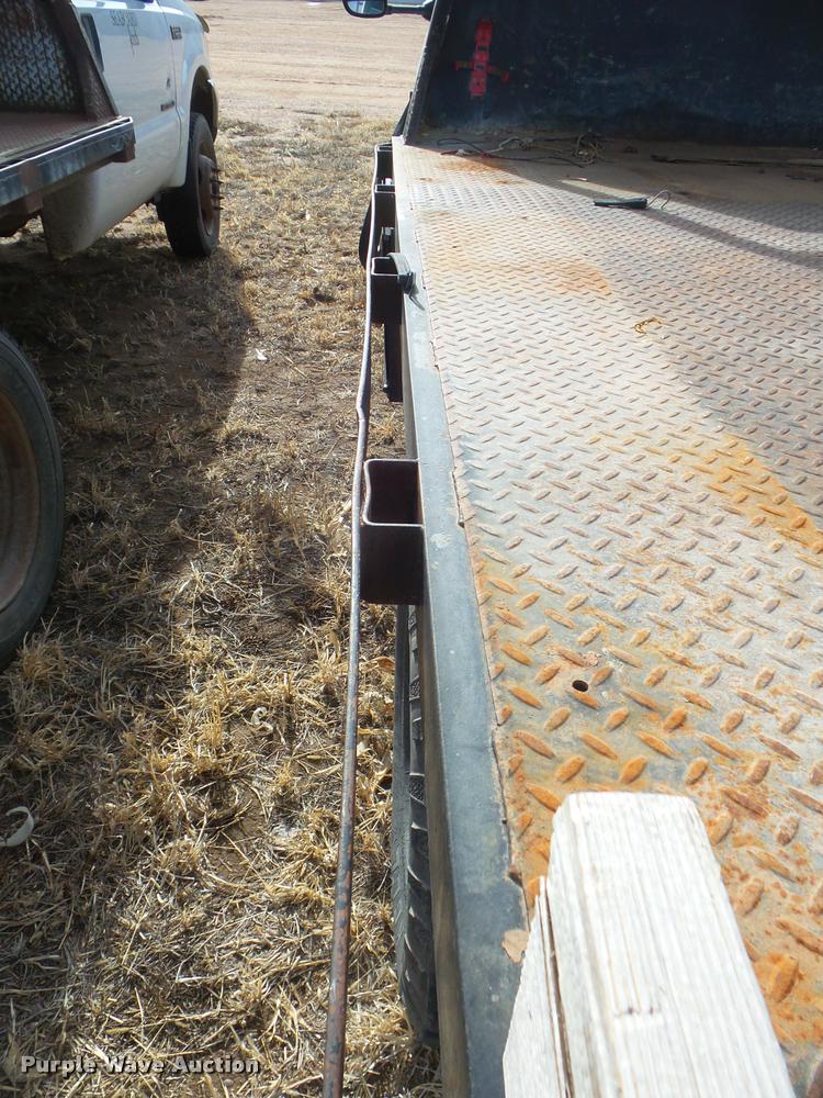 image for item DA7663 2005 Ford F350 Super Duty flatbed pickup truck