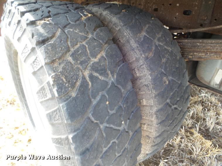 image for item DA7663 2005 Ford F350 Super Duty flatbed pickup truck