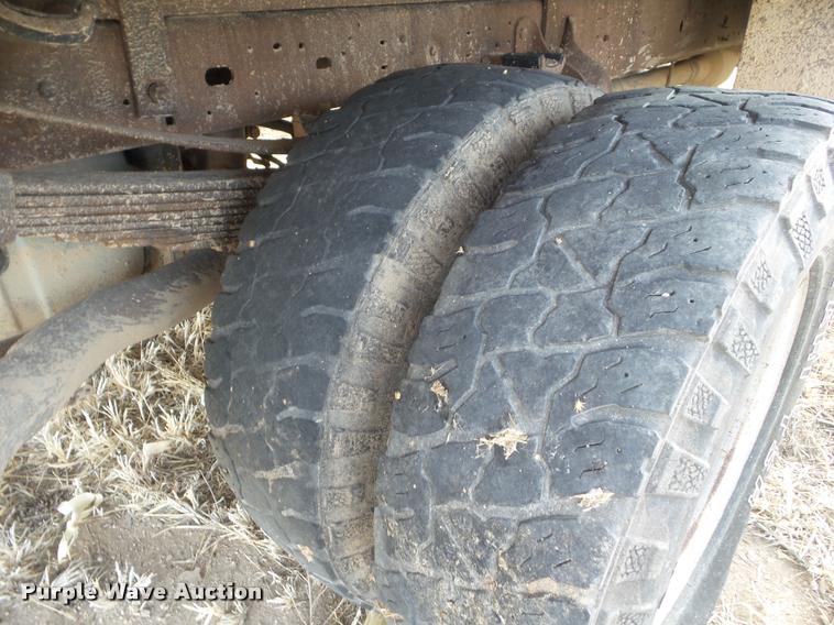 image for item DA7663 2005 Ford F350 Super Duty flatbed pickup truck