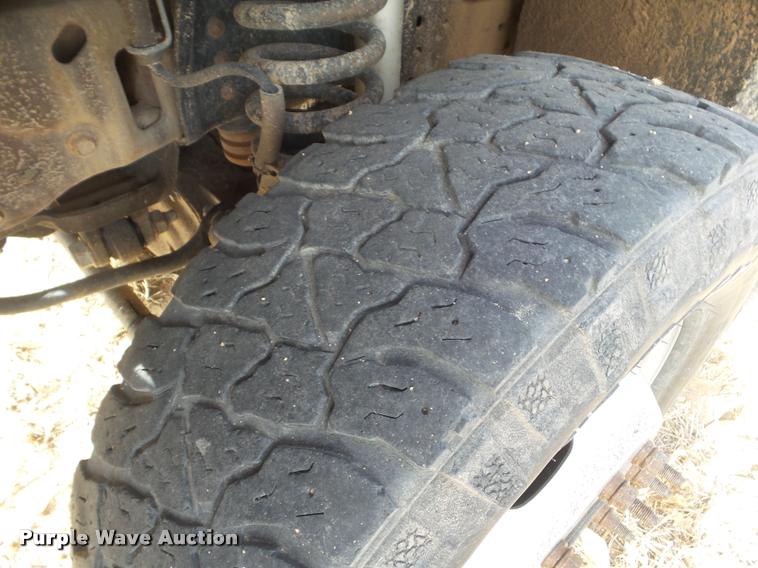 image for item DA7663 2005 Ford F350 Super Duty flatbed pickup truck