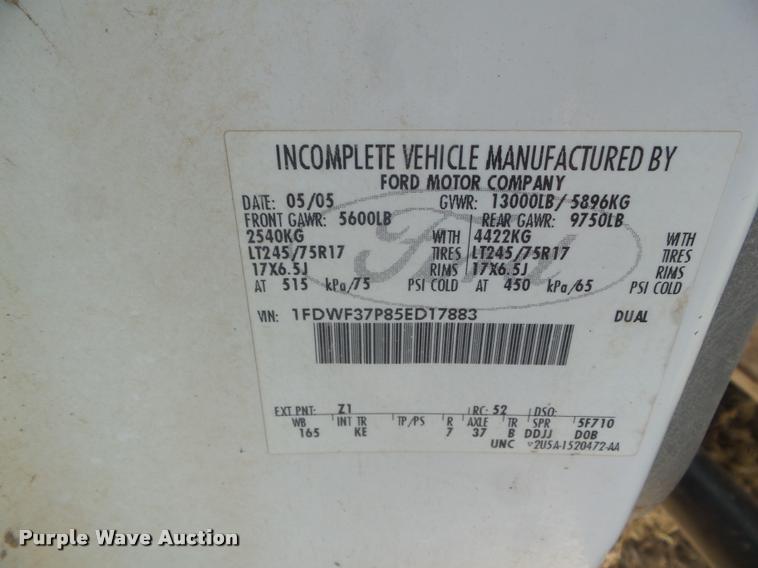 image for item DA7663 2005 Ford F350 Super Duty flatbed pickup truck