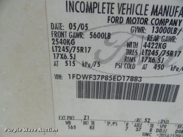 image for item DA7663 2005 Ford F350 Super Duty flatbed pickup truck