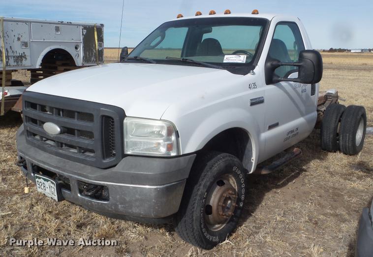 image for item DA7664 2005 Ford F350 Super Duty pickup truck cab and chassis
