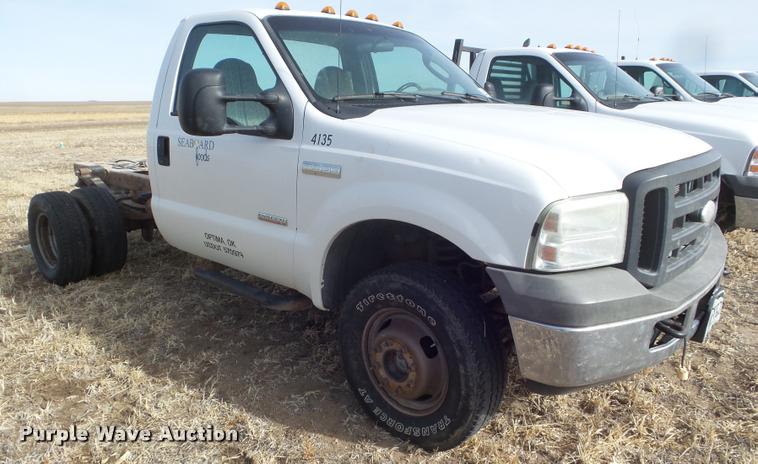 image for item DA7664 2005 Ford F350 Super Duty pickup truck cab and chassis