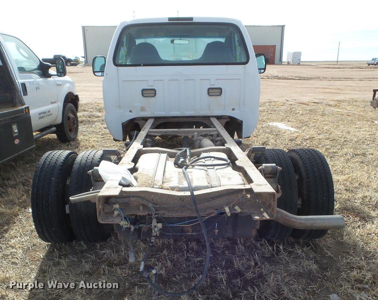 image for item DA7664 2005 Ford F350 Super Duty pickup truck cab and chassis