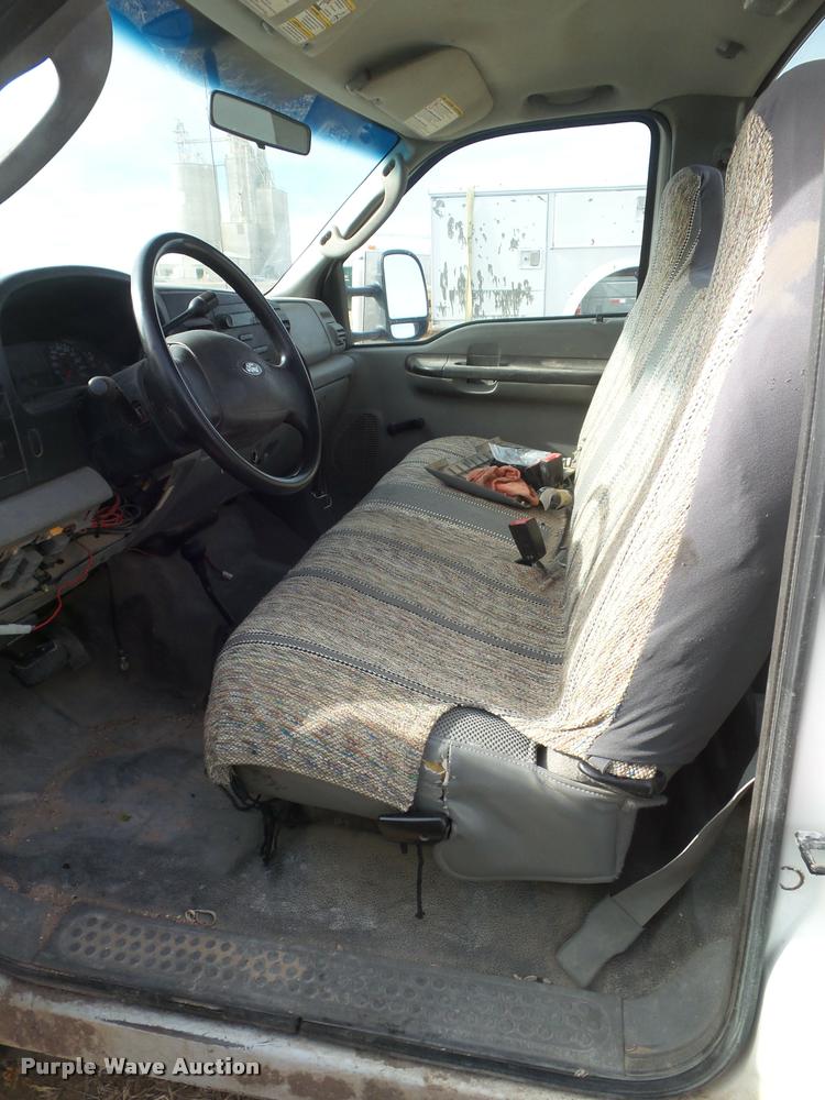 image for item DA7664 2005 Ford F350 Super Duty pickup truck cab and chassis