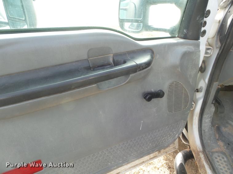 image for item DA7664 2005 Ford F350 Super Duty pickup truck cab and chassis