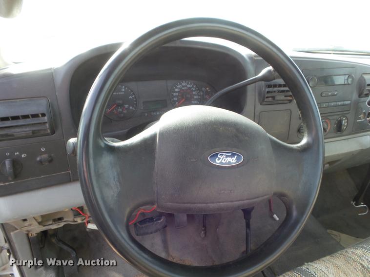 image for item DA7664 2005 Ford F350 Super Duty pickup truck cab and chassis