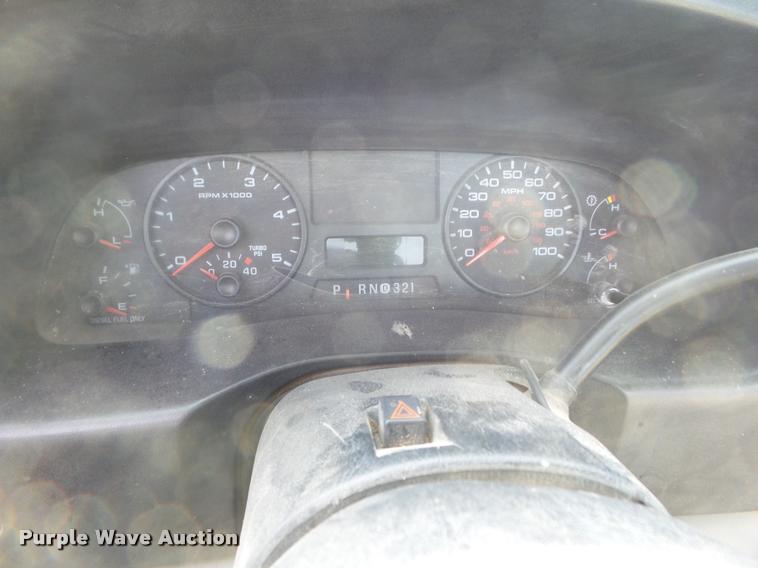 image for item DA7664 2005 Ford F350 Super Duty pickup truck cab and chassis