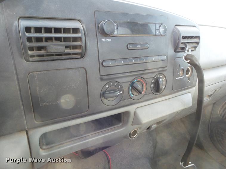 image for item DA7664 2005 Ford F350 Super Duty pickup truck cab and chassis