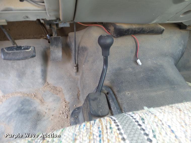 image for item DA7664 2005 Ford F350 Super Duty pickup truck cab and chassis