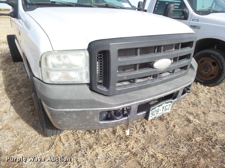 image for item DA7664 2005 Ford F350 Super Duty pickup truck cab and chassis