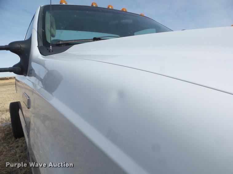 image for item DA7664 2005 Ford F350 Super Duty pickup truck cab and chassis