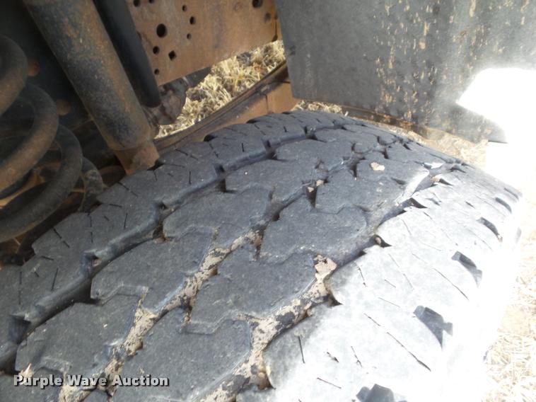 image for item DA7664 2005 Ford F350 Super Duty pickup truck cab and chassis