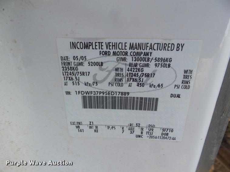 image for item DA7664 2005 Ford F350 Super Duty pickup truck cab and chassis