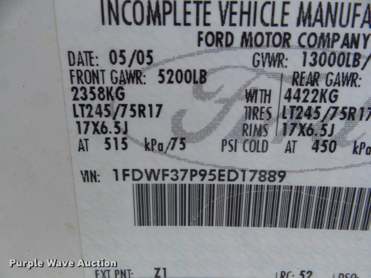 image for item DA7664 2005 Ford F350 Super Duty pickup truck cab and chassis