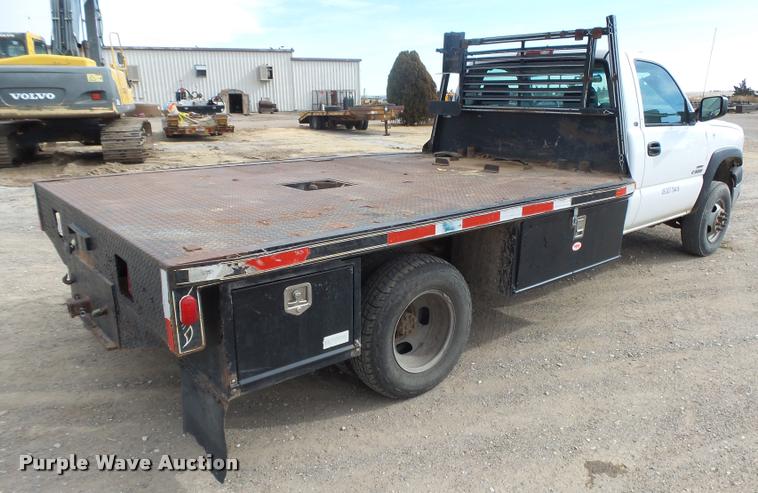 image for item DB1899 2005 Chevrolet Silverado 3500 flatbed pickup truck
