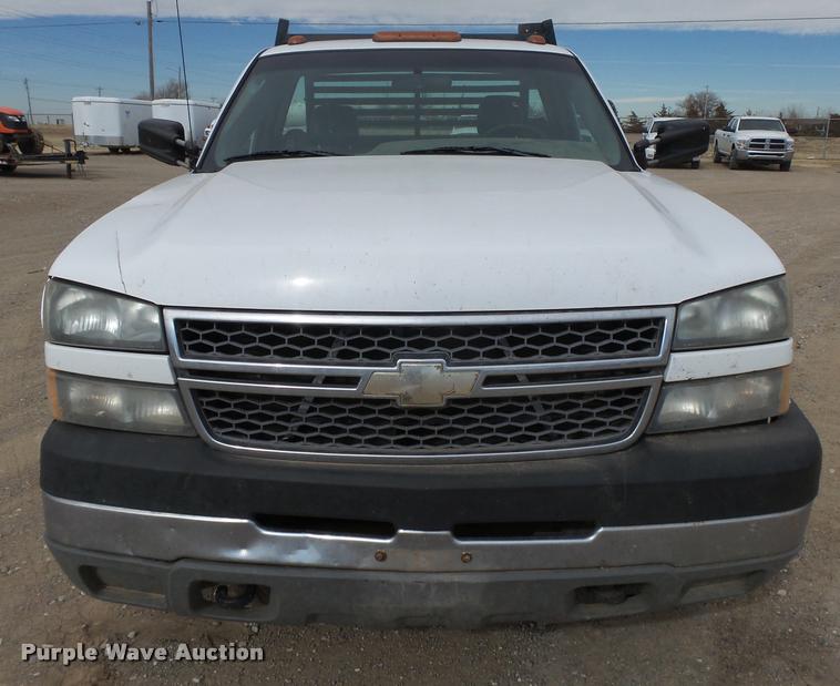 image for item DB1899 2005 Chevrolet Silverado 3500 flatbed pickup truck