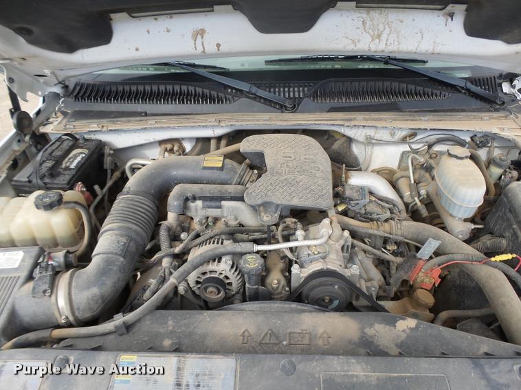 image for item DB1899 2005 Chevrolet Silverado 3500 flatbed pickup truck