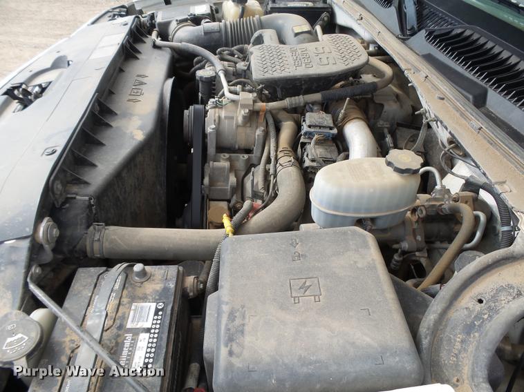 image for item DB1899 2005 Chevrolet Silverado 3500 flatbed pickup truck