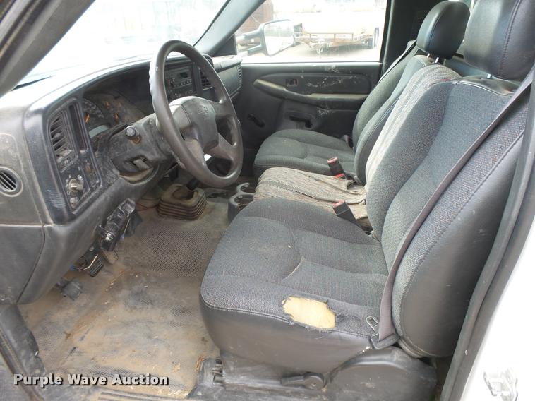 image for item DB1899 2005 Chevrolet Silverado 3500 flatbed pickup truck