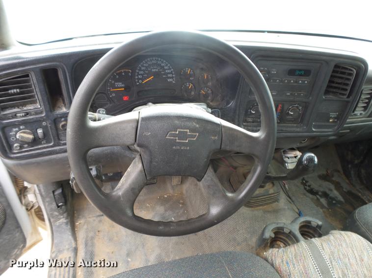 image for item DB1899 2005 Chevrolet Silverado 3500 flatbed pickup truck