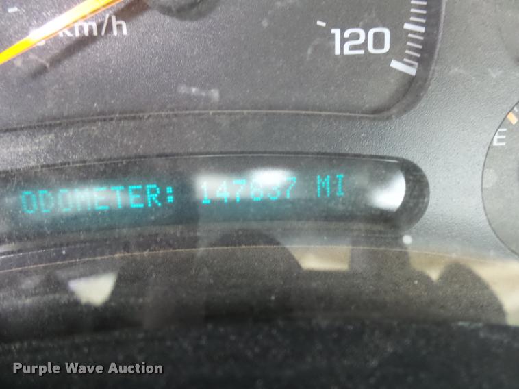 image for item DB1899 2005 Chevrolet Silverado 3500 flatbed pickup truck