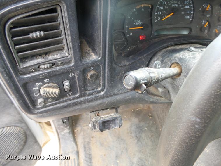 image for item DB1899 2005 Chevrolet Silverado 3500 flatbed pickup truck