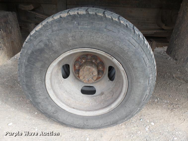 image for item DB1899 2005 Chevrolet Silverado 3500 flatbed pickup truck