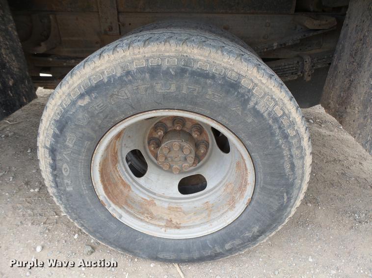 image for item DB1899 2005 Chevrolet Silverado 3500 flatbed pickup truck