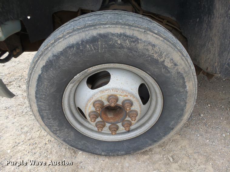 image for item DB1899 2005 Chevrolet Silverado 3500 flatbed pickup truck