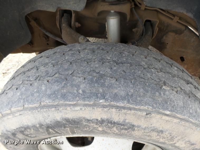 image for item DB1899 2005 Chevrolet Silverado 3500 flatbed pickup truck