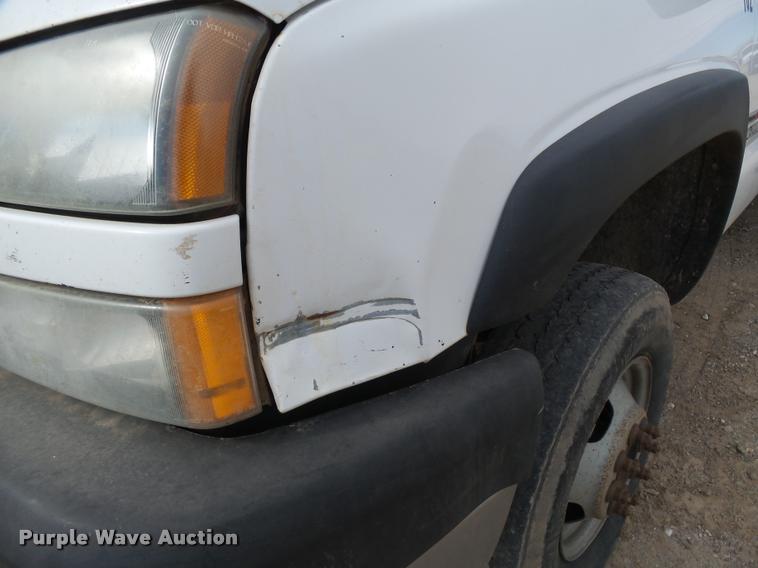 image for item DB1899 2005 Chevrolet Silverado 3500 flatbed pickup truck