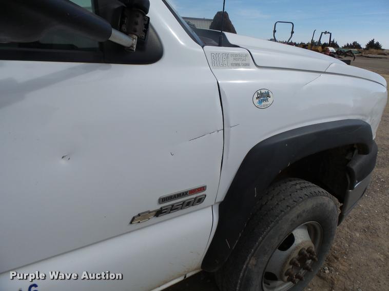 image for item DB1899 2005 Chevrolet Silverado 3500 flatbed pickup truck