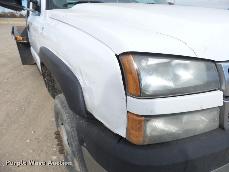 image for item DB1899 2005 Chevrolet Silverado 3500 flatbed pickup truck