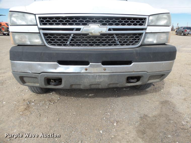 image for item DB1899 2005 Chevrolet Silverado 3500 flatbed pickup truck