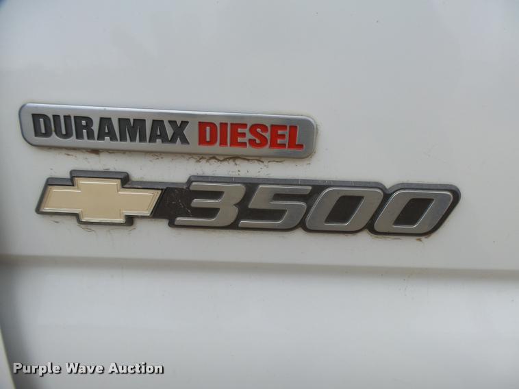 image for item DB1899 2005 Chevrolet Silverado 3500 flatbed pickup truck