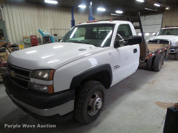 image for item DB1900 2007 Chevrolet Silverado 3500HD flatbed pickup truck