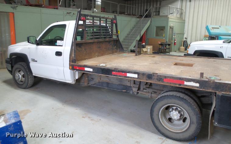 image for item DB1900 2007 Chevrolet Silverado 3500HD flatbed pickup truck