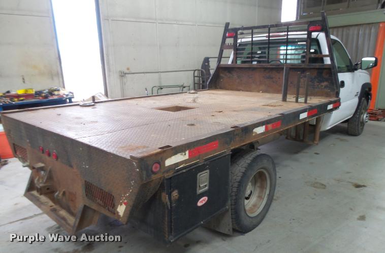 image for item DB1900 2007 Chevrolet Silverado 3500HD flatbed pickup truck